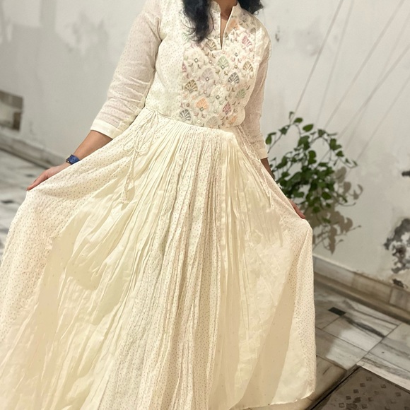 Off white maxi dress with side tie up strings on cotton fabric - Picture 3 of 6